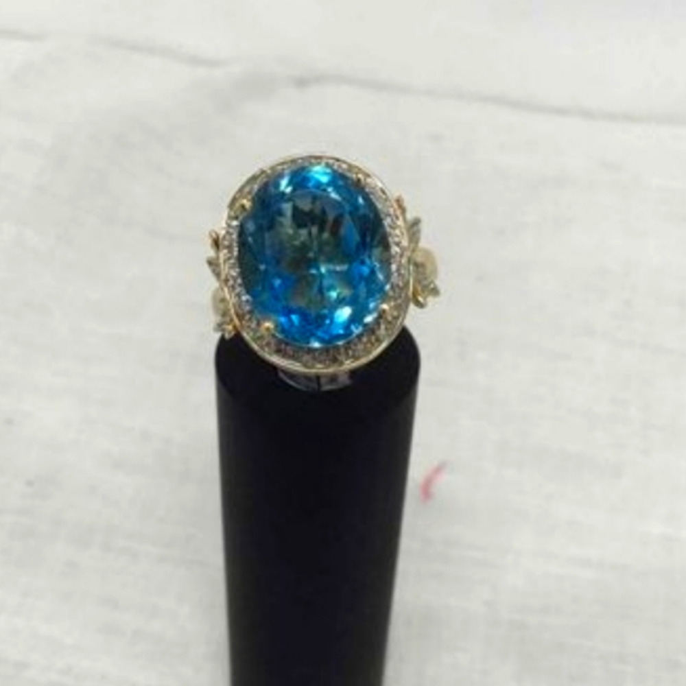 10kt Blue Topaz ring with pave butterfliesb 5.6 grams
